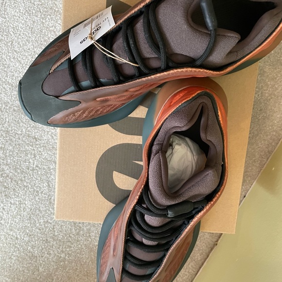 Yeezy 700 - Picture 2 of 2